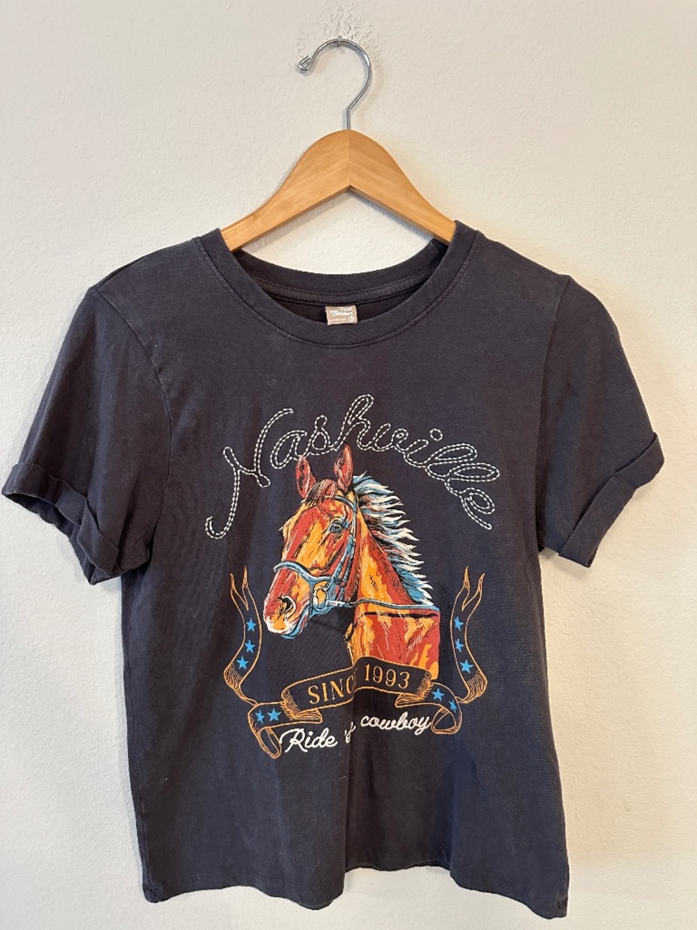 Messy Bun Just Chillin Nashville Horse Western Graphic Tee Women's XS Black